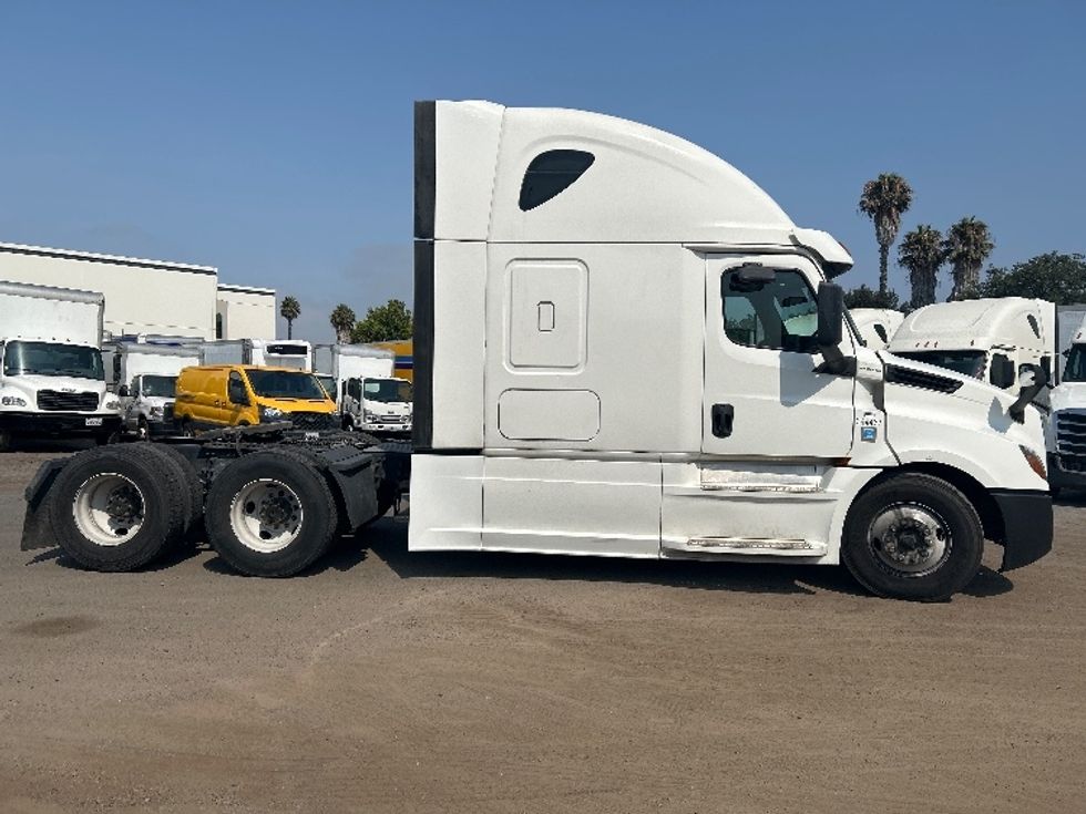 Sleeper Tractor-Heavy Duty Tractors-Freightliner-2020-T12664ST-San Diego-CA-736,397\n\t\tmiles-$ 49,250 - Image 8