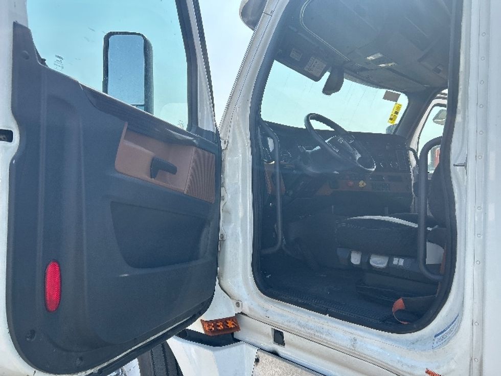 Sleeper Tractor-Heavy Duty Tractors-Freightliner-2020-T12664ST-San Diego-CA-736,397\n\t\tmiles-$ 49,250 - Image 9