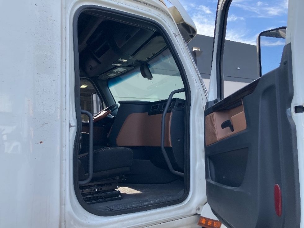 Sleeper Tractor-Heavy Duty Tractors-Freightliner-2020-T12664ST-San Diego-CA-791,747\n\t\tmiles-$ 12,000 - Image 13