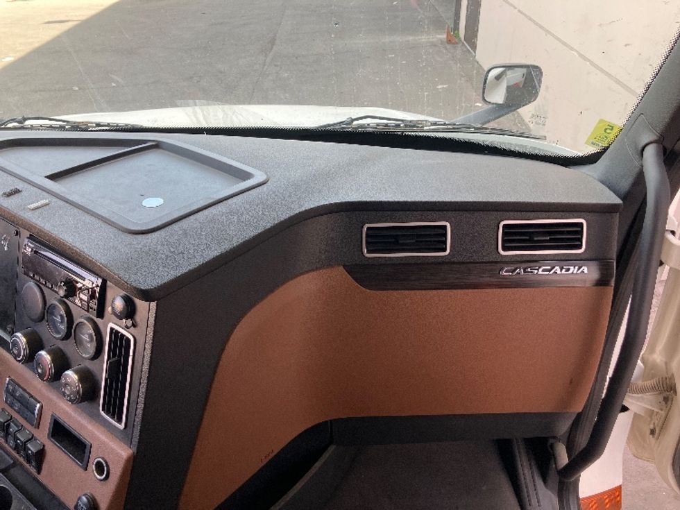 Sleeper Tractor-Heavy Duty Tractors-Freightliner-2020-T12664ST-San Diego-CA-791,747\n\t\tmiles-$ 12,000 - Image 14