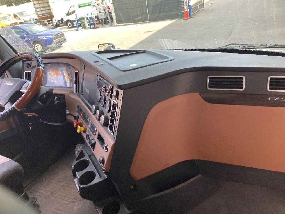 Sleeper Tractor-Heavy Duty Tractors-Freightliner-2020-T12664ST-San Diego-CA-791,747\n\t\tmiles-$ 12,000 - Image 15