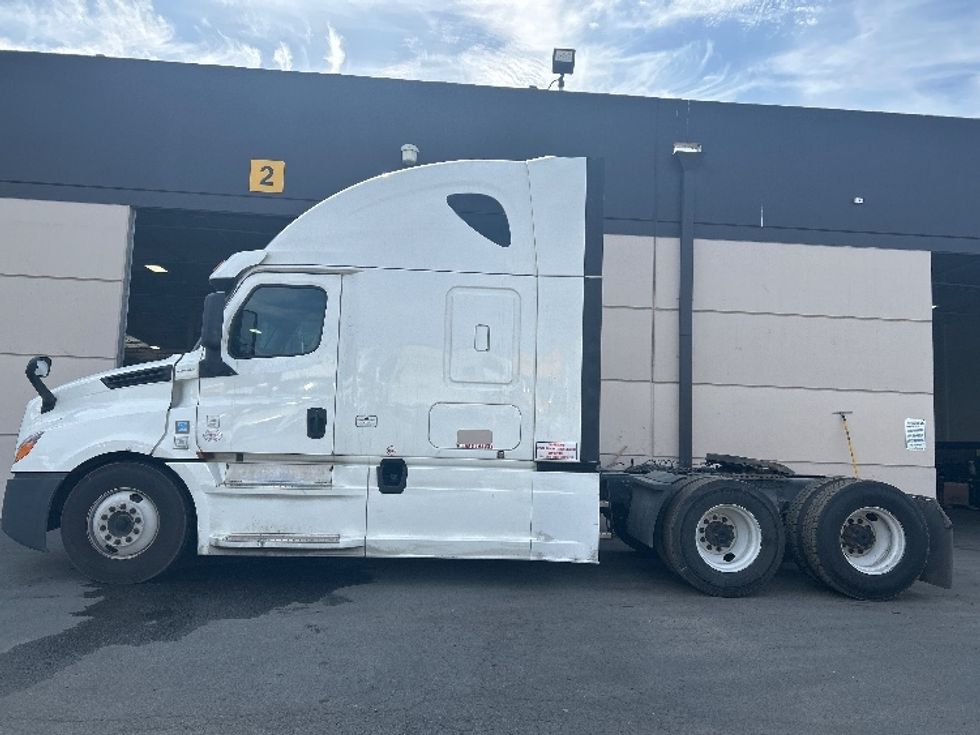Sleeper Tractor-Heavy Duty Tractors-Freightliner-2020-T12664ST-San Diego-CA-791,747\n\t\tmiles-$ 12,000 - Image 4
