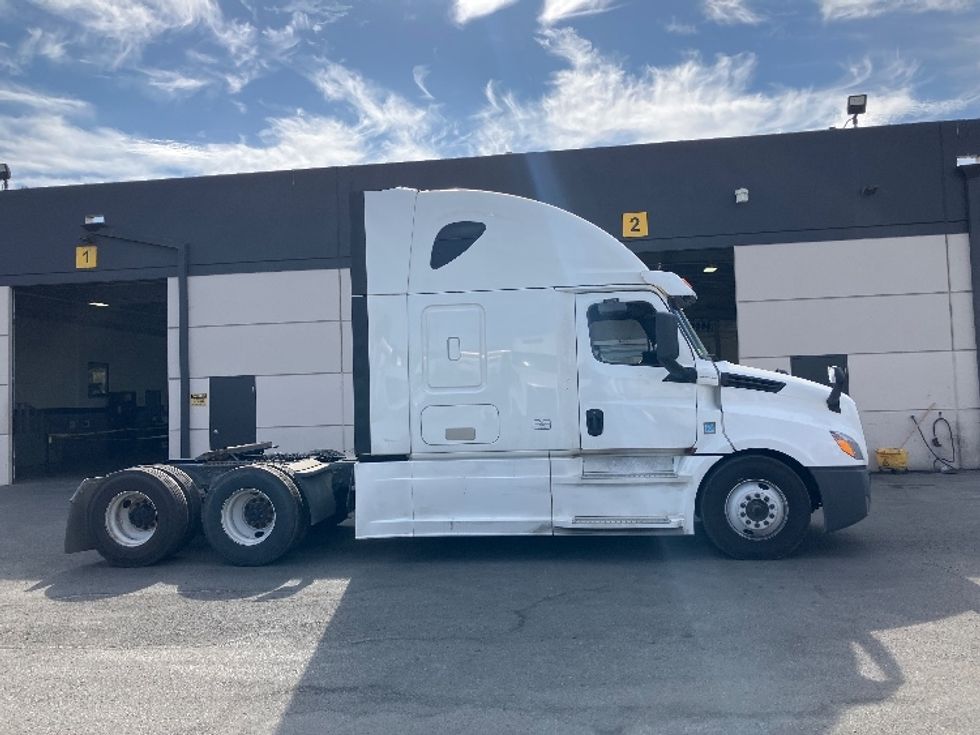 Sleeper Tractor-Heavy Duty Tractors-Freightliner-2020-T12664ST-San Diego-CA-791,747\n\t\tmiles-$ 12,000 - Image 8