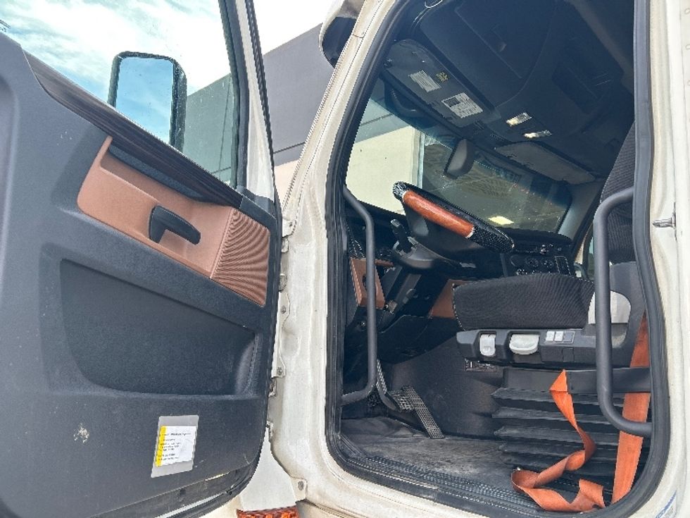 Sleeper Tractor-Heavy Duty Tractors-Freightliner-2020-T12664ST-San Diego-CA-791,747\n\t\tmiles-$ 12,000 - Image 9
