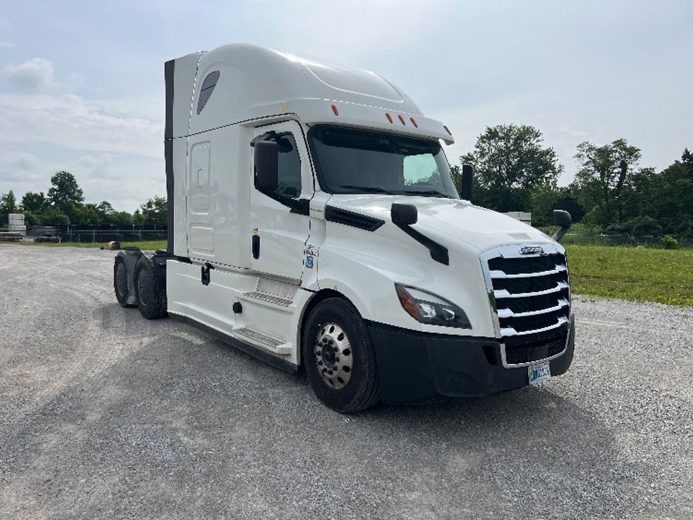 Sleeper Tractor-Heavy Duty Tractors-Freightliner-2020-T12664ST-Sellersburg-IN-484,050\n\t\tmiles-$ 63,250 - Image 1