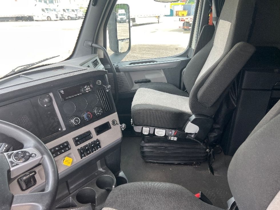 Sleeper Tractor-Heavy Duty Tractors-Freightliner-2020-T12664ST-Sellersburg-IN-484,050\n\t\tmiles-$ 63,250 - Image 10