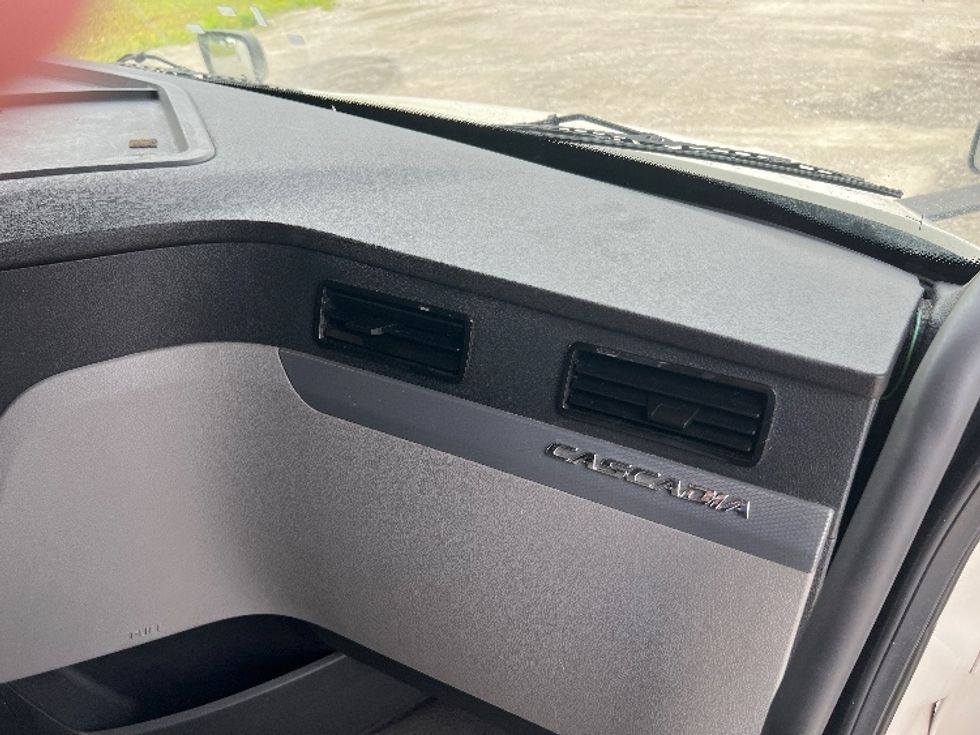 Sleeper Tractor-Heavy Duty Tractors-Freightliner-2020-T12664ST-Sellersburg-IN-484,050\n\t\tmiles-$ 63,250 - Image 14