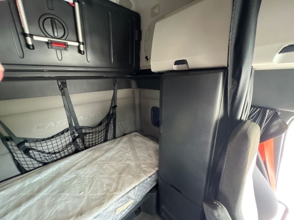 Sleeper Tractor-Heavy Duty Tractors-Freightliner-2020-T12664ST-Sellersburg-IN-484,050\n\t\tmiles-$ 63,250 - Image 19