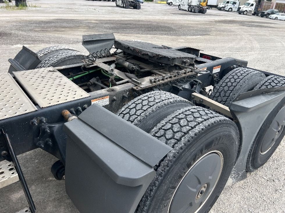 Sleeper Tractor-Heavy Duty Tractors-Freightliner-2020-T12664ST-Sellersburg-IN-484,050\n\t\tmiles-$ 63,250 - Image 22