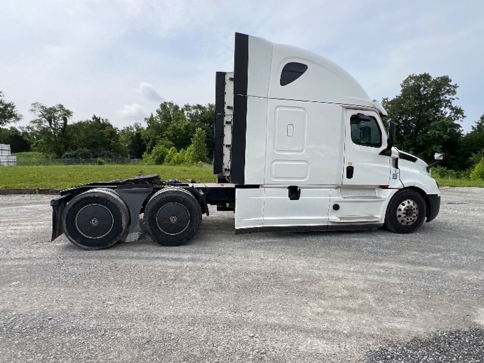 Sleeper Tractor-Heavy Duty Tractors-Freightliner-2020-T12664ST-Sellersburg-IN-484,050\n\t\tmiles-$ 63,250 - Image 8