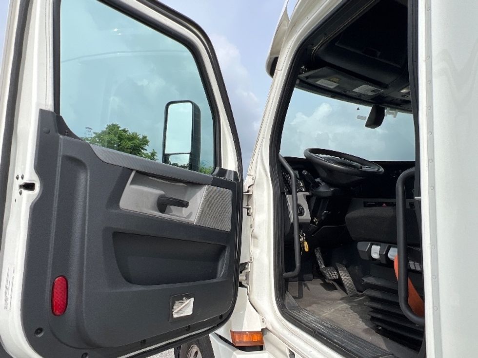 Sleeper Tractor-Heavy Duty Tractors-Freightliner-2020-T12664ST-Sellersburg-IN-484,050\n\t\tmiles-$ 63,250 - Image 9