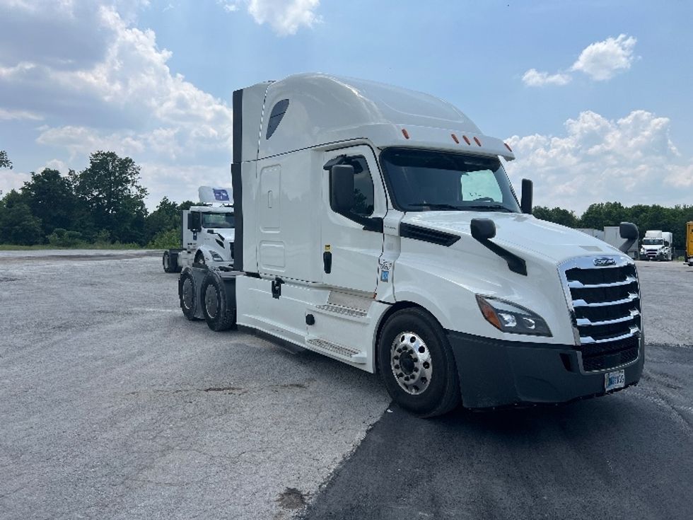 Sleeper Tractor-Heavy Duty Tractors-Freightliner-2020-T12664ST-Sellersburg-IN-520,243\n\t\tmiles-$ 61,000 - Image 1