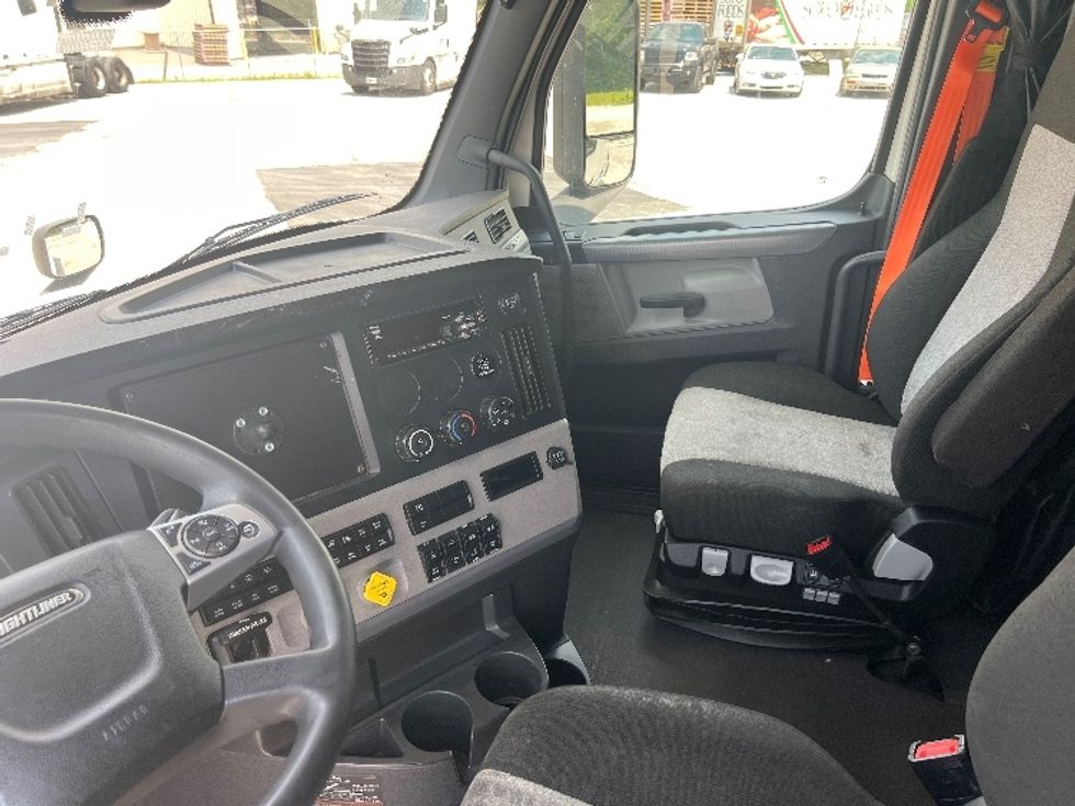 Sleeper Tractor-Heavy Duty Tractors-Freightliner-2020-T12664ST-Sellersburg-IN-520,243\n\t\tmiles-$ 61,000 - Image 10