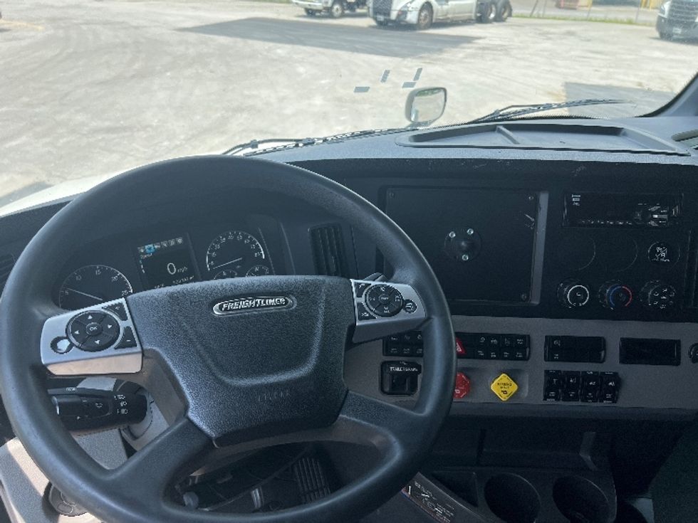 Sleeper Tractor-Heavy Duty Tractors-Freightliner-2020-T12664ST-Sellersburg-IN-520,243\n\t\tmiles-$ 61,000 - Image 11