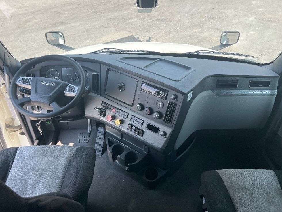 Sleeper Tractor-Heavy Duty Tractors-Freightliner-2020-T12664ST-Sellersburg-IN-520,243\n\t\tmiles-$ 61,000 - Image 12