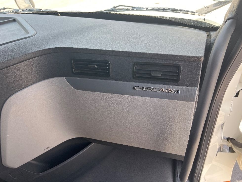 Sleeper Tractor-Heavy Duty Tractors-Freightliner-2020-T12664ST-Sellersburg-IN-520,243\n\t\tmiles-$ 61,000 - Image 14