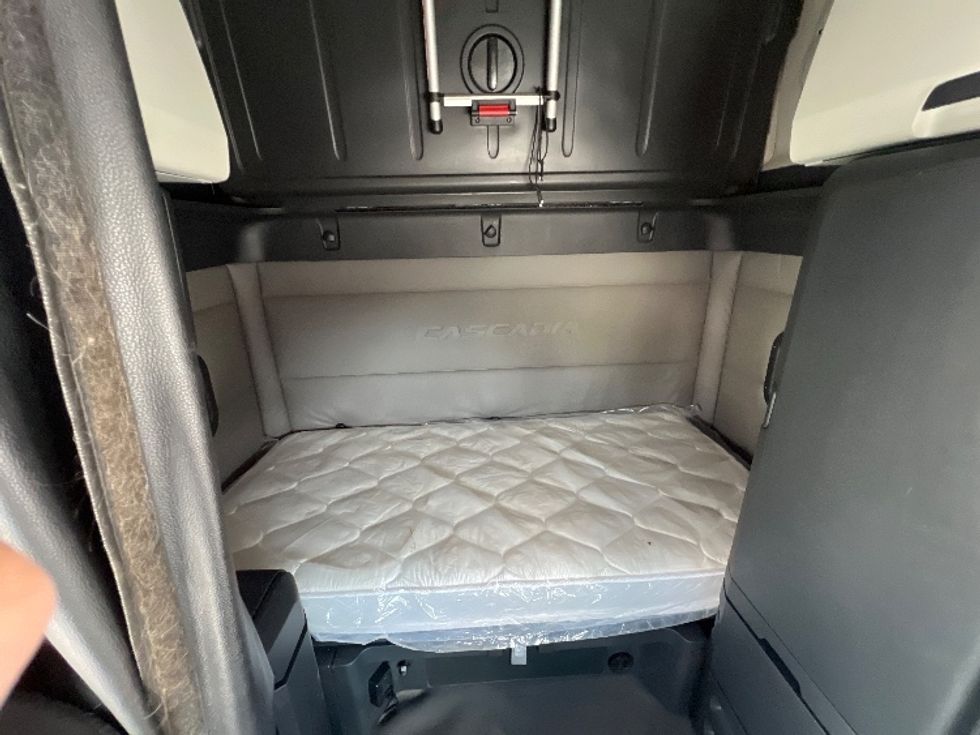 Sleeper Tractor-Heavy Duty Tractors-Freightliner-2020-T12664ST-Sellersburg-IN-520,243\n\t\tmiles-$ 61,000 - Image 16