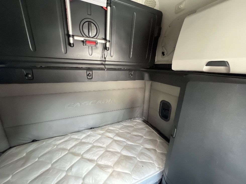 Sleeper Tractor-Heavy Duty Tractors-Freightliner-2020-T12664ST-Sellersburg-IN-520,243\n\t\tmiles-$ 61,000 - Image 17