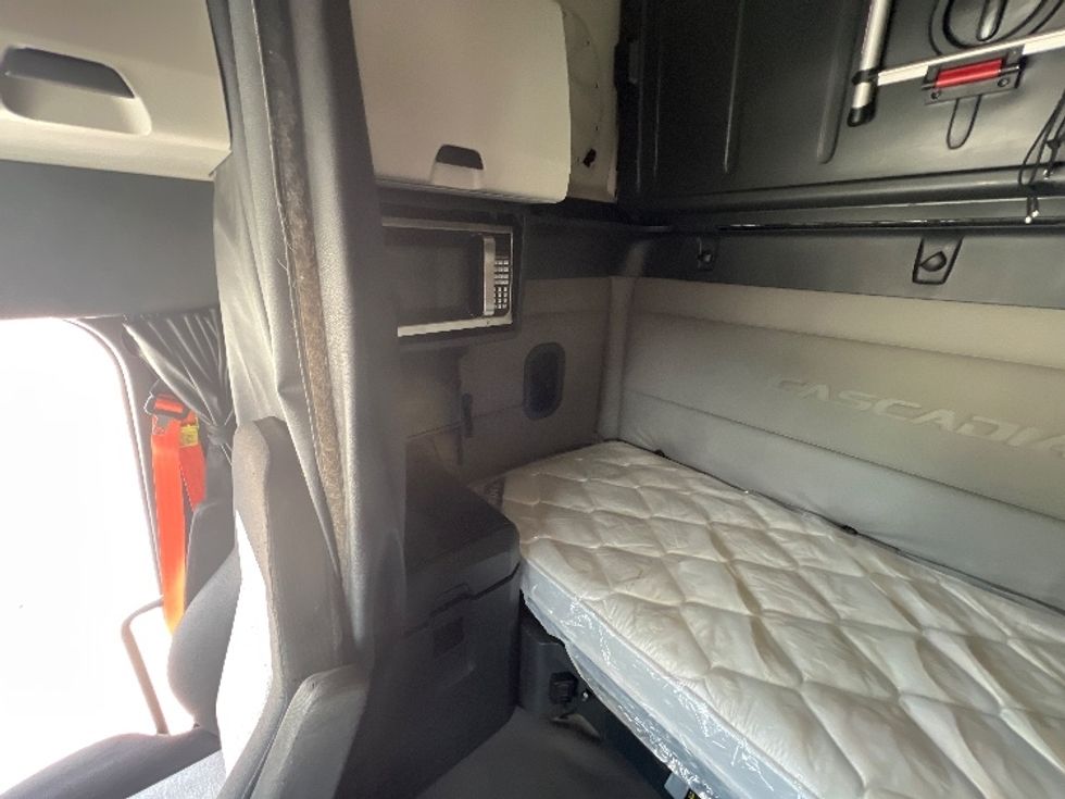 Sleeper Tractor-Heavy Duty Tractors-Freightliner-2020-T12664ST-Sellersburg-IN-520,243\n\t\tmiles-$ 61,000 - Image 18