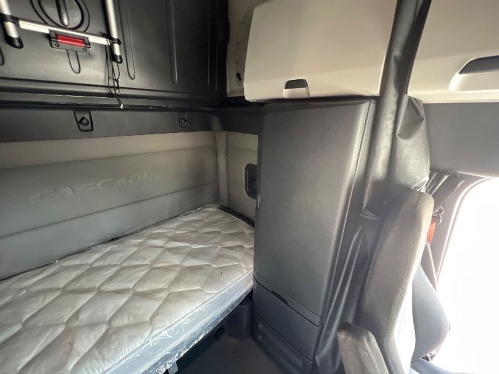 Sleeper Tractor-Heavy Duty Tractors-Freightliner-2020-T12664ST-Sellersburg-IN-520,243\n\t\tmiles-$ 61,000 - Image 19