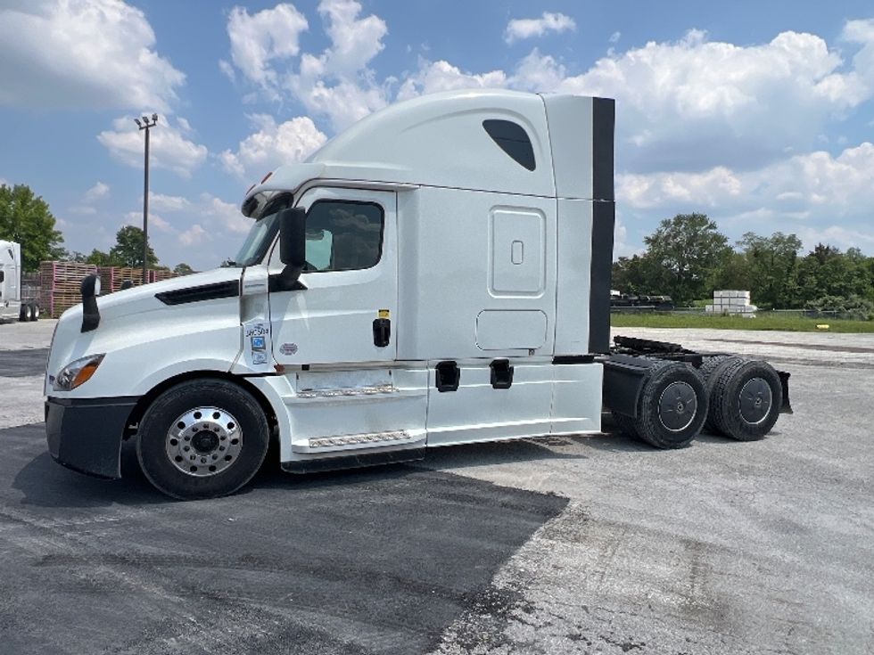 Sleeper Tractor-Heavy Duty Tractors-Freightliner-2020-T12664ST-Sellersburg-IN-520,243\n\t\tmiles-$ 61,000 - Image 4