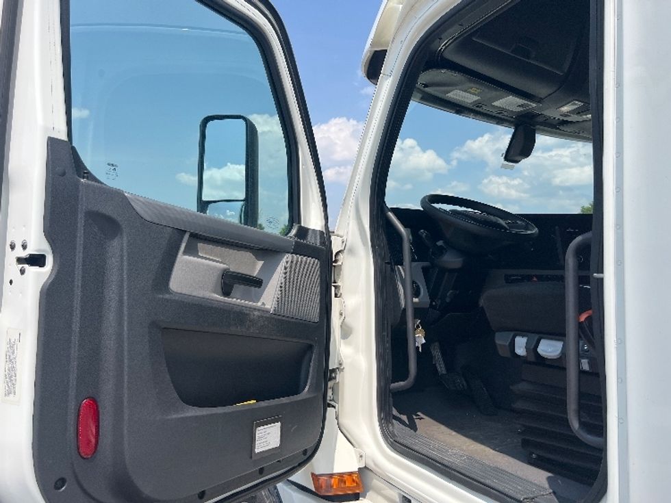Sleeper Tractor-Heavy Duty Tractors-Freightliner-2020-T12664ST-Sellersburg-IN-520,243\n\t\tmiles-$ 61,000 - Image 9