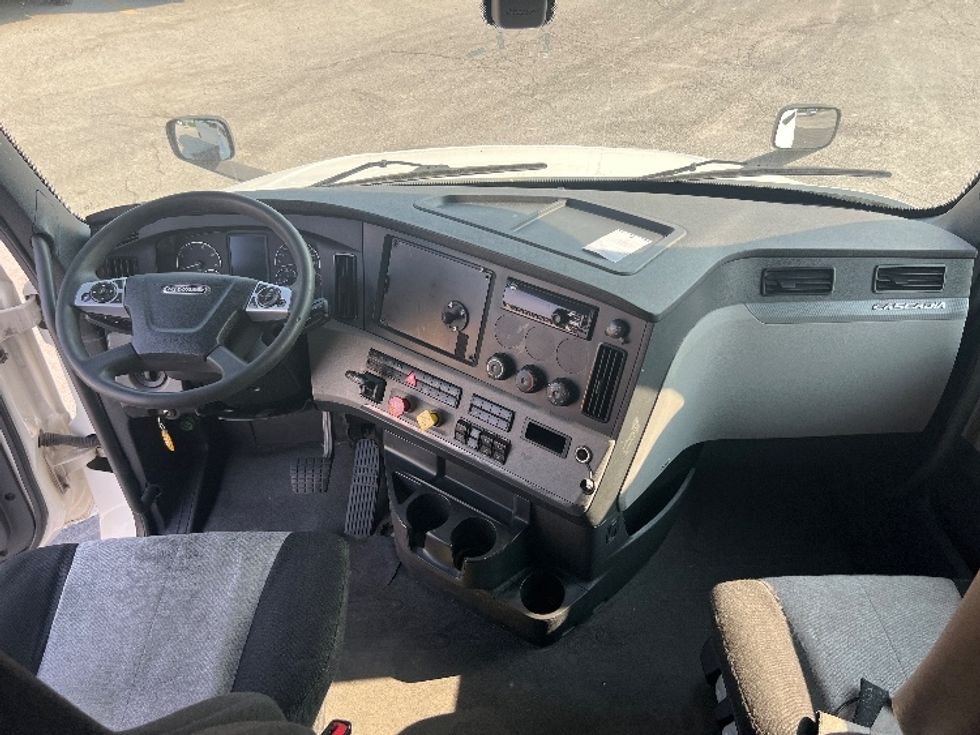 Sleeper Tractor-Heavy Duty Tractors-Freightliner-2020-T12664ST-Sellersburg-IN-528,144\n\t\tmiles-$ 60,500 - Image 12