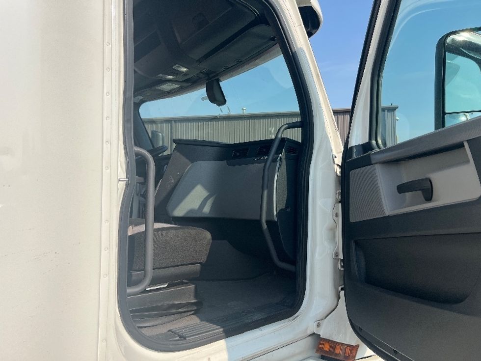 Sleeper Tractor-Heavy Duty Tractors-Freightliner-2020-T12664ST-Sellersburg-IN-528,144\n\t\tmiles-$ 60,500 - Image 13