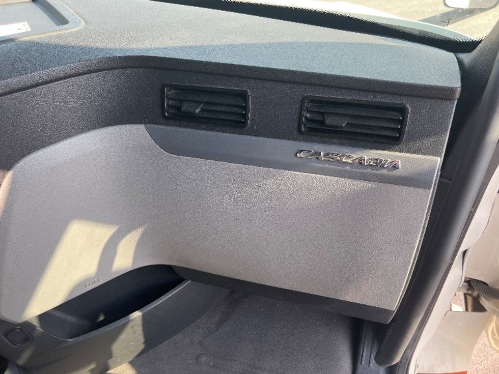 Sleeper Tractor-Heavy Duty Tractors-Freightliner-2020-T12664ST-Sellersburg-IN-528,144\n\t\tmiles-$ 60,500 - Image 14