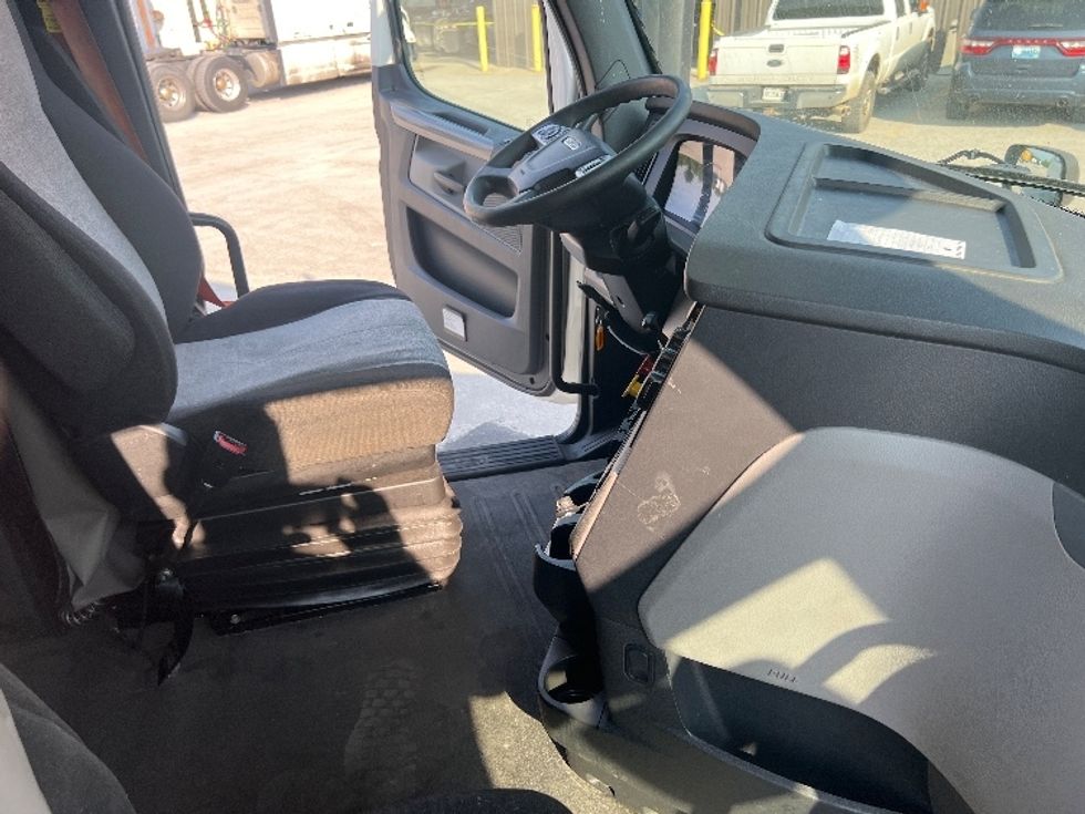 Sleeper Tractor-Heavy Duty Tractors-Freightliner-2020-T12664ST-Sellersburg-IN-528,144\n\t\tmiles-$ 60,500 - Image 15