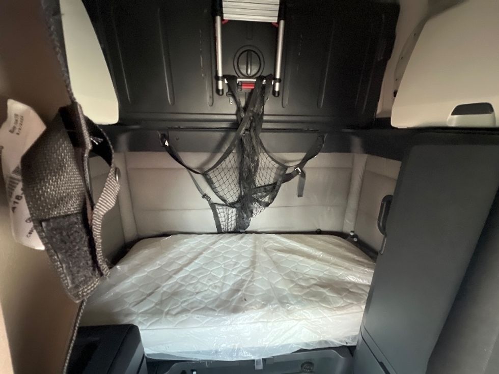 Sleeper Tractor-Heavy Duty Tractors-Freightliner-2020-T12664ST-Sellersburg-IN-528,144\n\t\tmiles-$ 60,500 - Image 16