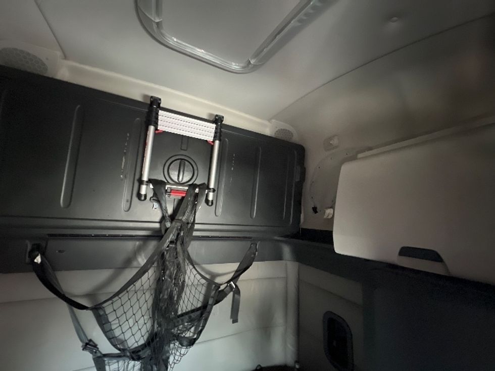 Sleeper Tractor-Heavy Duty Tractors-Freightliner-2020-T12664ST-Sellersburg-IN-528,144\n\t\tmiles-$ 60,500 - Image 17