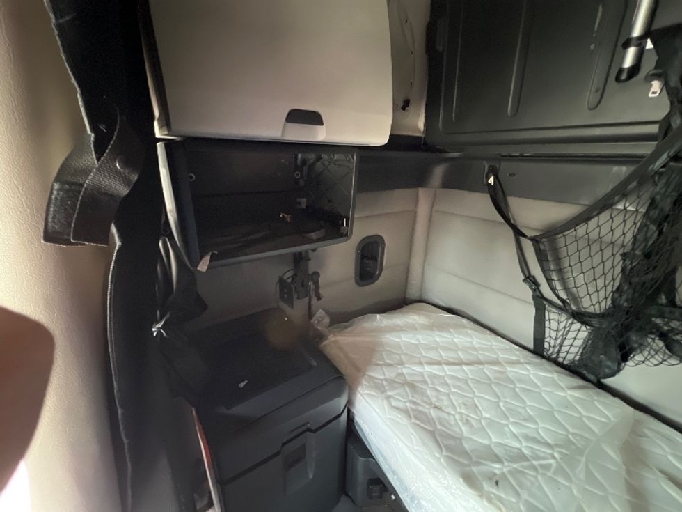 Sleeper Tractor-Heavy Duty Tractors-Freightliner-2020-T12664ST-Sellersburg-IN-528,144\n\t\tmiles-$ 60,500 - Image 18