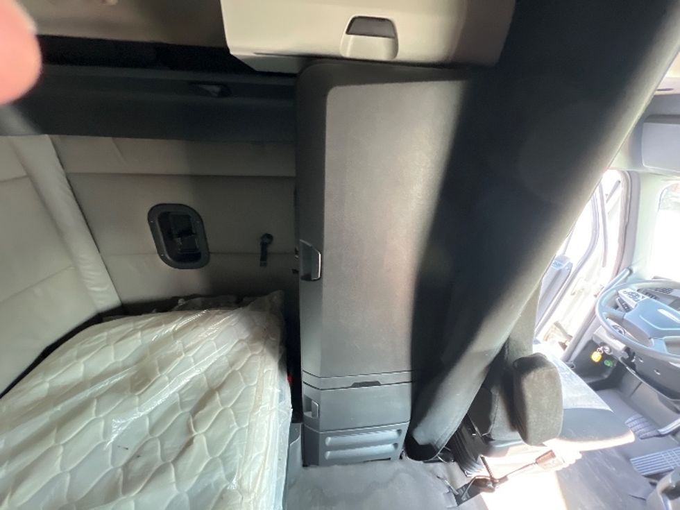 Sleeper Tractor-Heavy Duty Tractors-Freightliner-2020-T12664ST-Sellersburg-IN-528,144\n\t\tmiles-$ 60,500 - Image 19