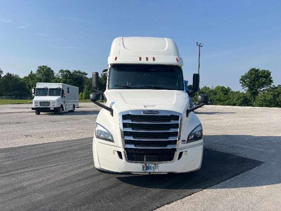 Sleeper Tractor-Heavy Duty Tractors-Freightliner-2020-T12664ST-Sellersburg-IN-528,144\n\t\tmiles-$ 60,500 - Image 2