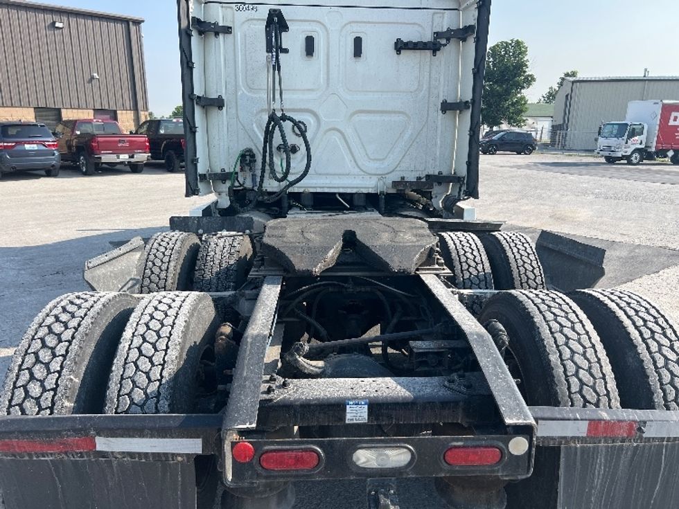 Sleeper Tractor-Heavy Duty Tractors-Freightliner-2020-T12664ST-Sellersburg-IN-528,144\n\t\tmiles-$ 60,500 - Image 6