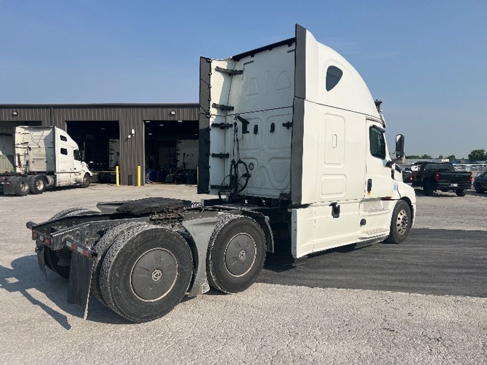 Sleeper Tractor-Heavy Duty Tractors-Freightliner-2020-T12664ST-Sellersburg-IN-528,144\n\t\tmiles-$ 60,500 - Image 7