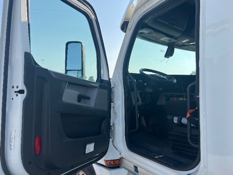 Sleeper Tractor-Heavy Duty Tractors-Freightliner-2020-T12664ST-Sellersburg-IN-528,144\n\t\tmiles-$ 60,500 - Image 9