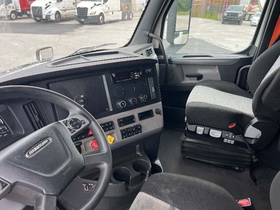Sleeper Tractor-Heavy Duty Tractors-Freightliner-2020-T12664ST-Sellersburg-IN-567,987\n\t\tmiles-$ 57,000 - Image 10
