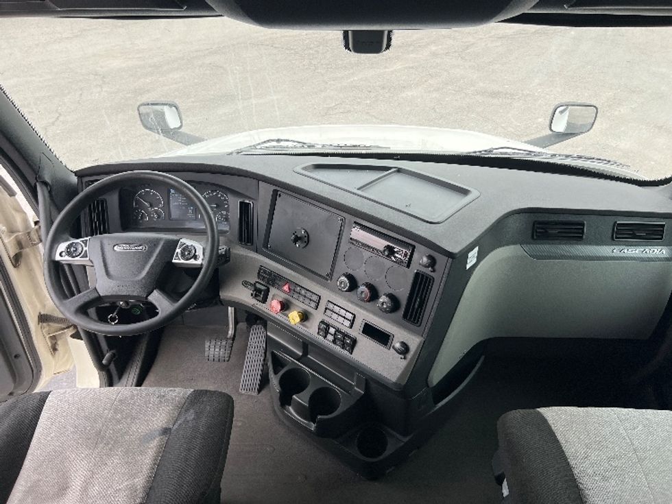 Sleeper Tractor-Heavy Duty Tractors-Freightliner-2020-T12664ST-Sellersburg-IN-567,987\n\t\tmiles-$ 57,000 - Image 12