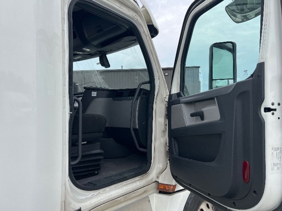 Sleeper Tractor-Heavy Duty Tractors-Freightliner-2020-T12664ST-Sellersburg-IN-567,987\n\t\tmiles-$ 57,000 - Image 13