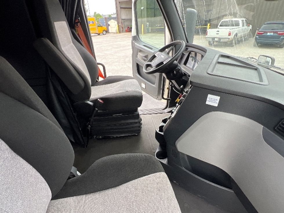 Sleeper Tractor-Heavy Duty Tractors-Freightliner-2020-T12664ST-Sellersburg-IN-567,987\n\t\tmiles-$ 57,000 - Image 15