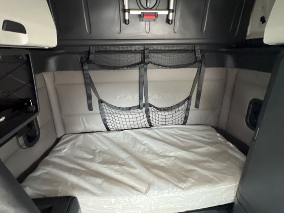 Sleeper Tractor-Heavy Duty Tractors-Freightliner-2020-T12664ST-Sellersburg-IN-567,987\n\t\tmiles-$ 57,000 - Image 16