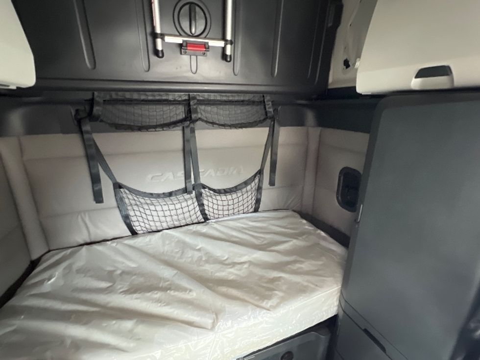 Sleeper Tractor-Heavy Duty Tractors-Freightliner-2020-T12664ST-Sellersburg-IN-567,987\n\t\tmiles-$ 57,000 - Image 17