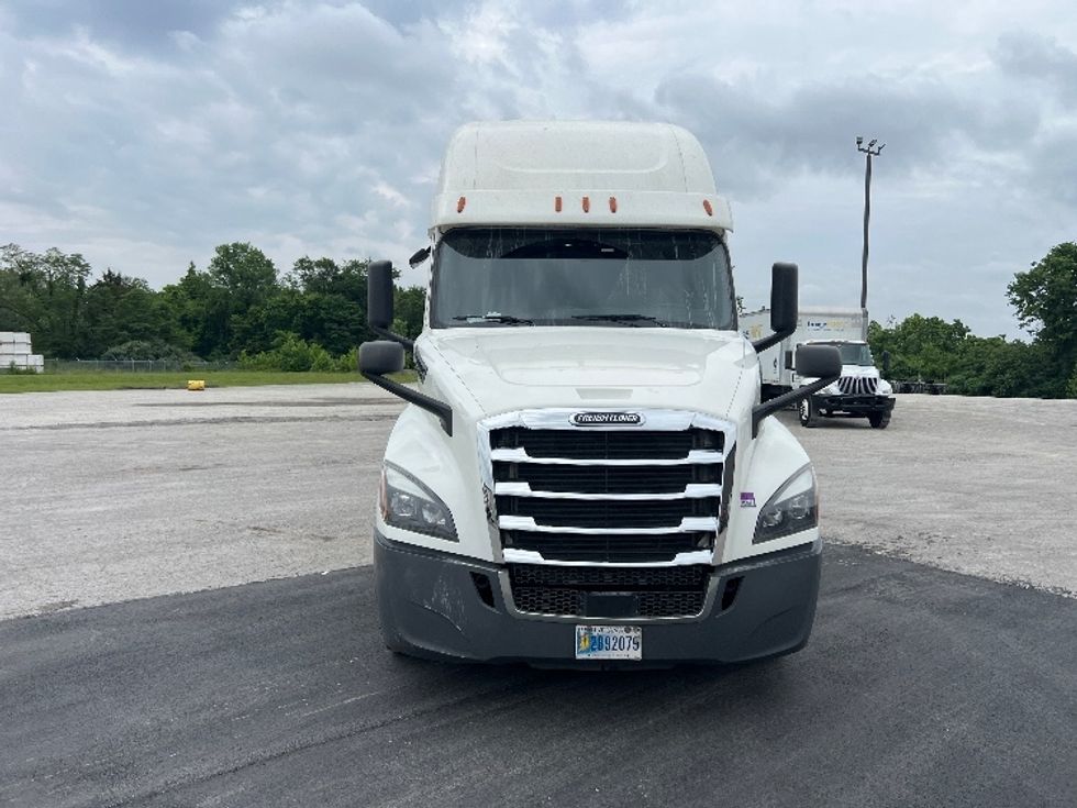 Sleeper Tractor-Heavy Duty Tractors-Freightliner-2020-T12664ST-Sellersburg-IN-567,987\n\t\tmiles-$ 57,000 - Image 2