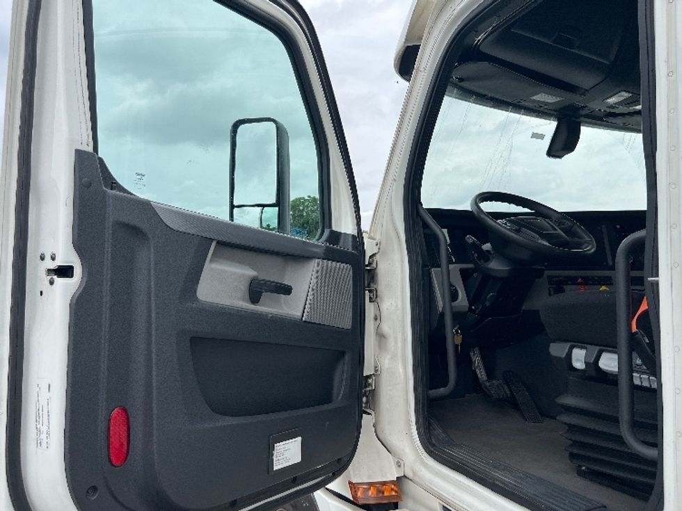 Sleeper Tractor-Heavy Duty Tractors-Freightliner-2020-T12664ST-Sellersburg-IN-567,987\n\t\tmiles-$ 57,000 - Image 9