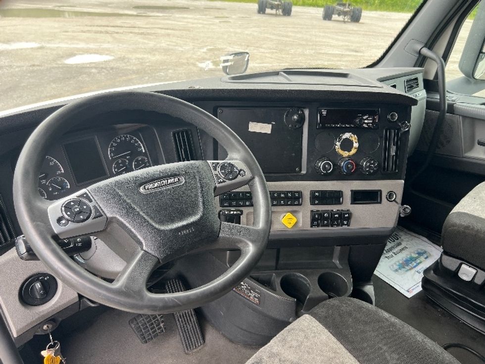 Sleeper Tractor-Heavy Duty Tractors-Freightliner-2020-T12664ST-Sellersburg-IN-568,355\n\t\tmiles-$ 57,000 - Image 10