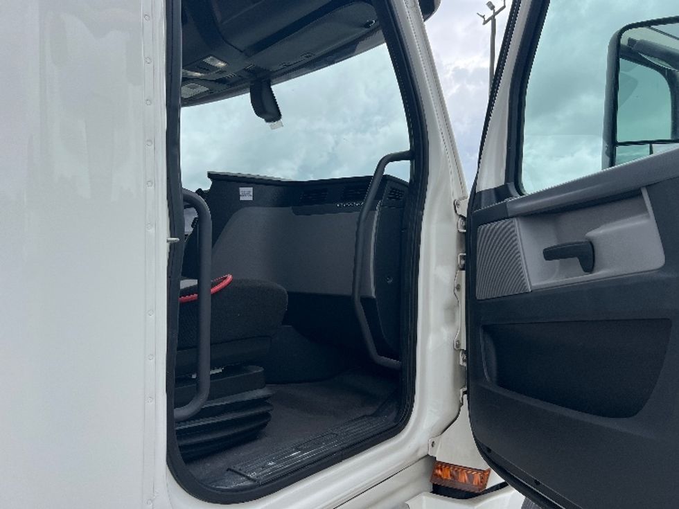 Sleeper Tractor-Heavy Duty Tractors-Freightliner-2020-T12664ST-Sellersburg-IN-568,355\n\t\tmiles-$ 57,000 - Image 13