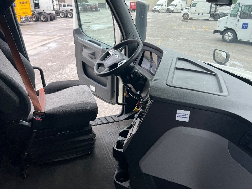 Sleeper Tractor-Heavy Duty Tractors-Freightliner-2020-T12664ST-Sellersburg-IN-568,355\n\t\tmiles-$ 57,000 - Image 15