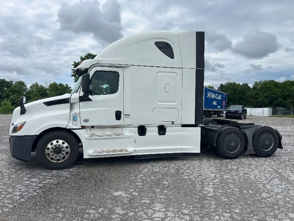Sleeper Tractor-Heavy Duty Tractors-Freightliner-2020-T12664ST-Sellersburg-IN-568,355\n\t\tmiles-$ 57,000 - Image 4